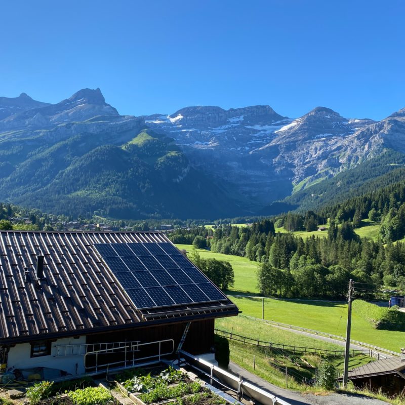 LES CHANTERRELLESBeautiful old cottage de 1833 A stone's throw from the village Magnificent  view of the Diablerets massif
