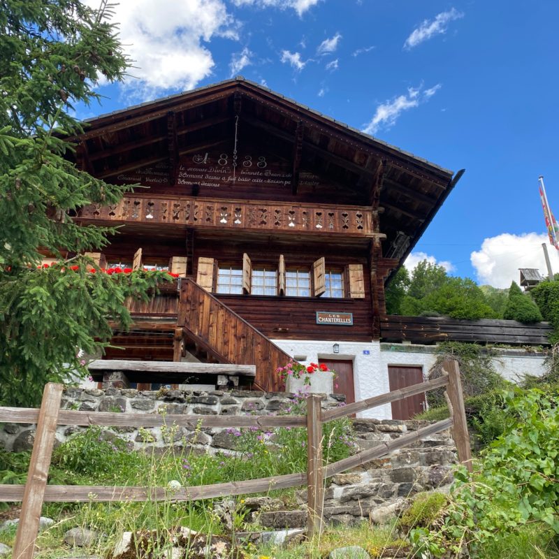 LES CHANTERRELLESBeautiful old cottage de 1833 A stone's throw from the village Magnificent  view of the Diablerets massif